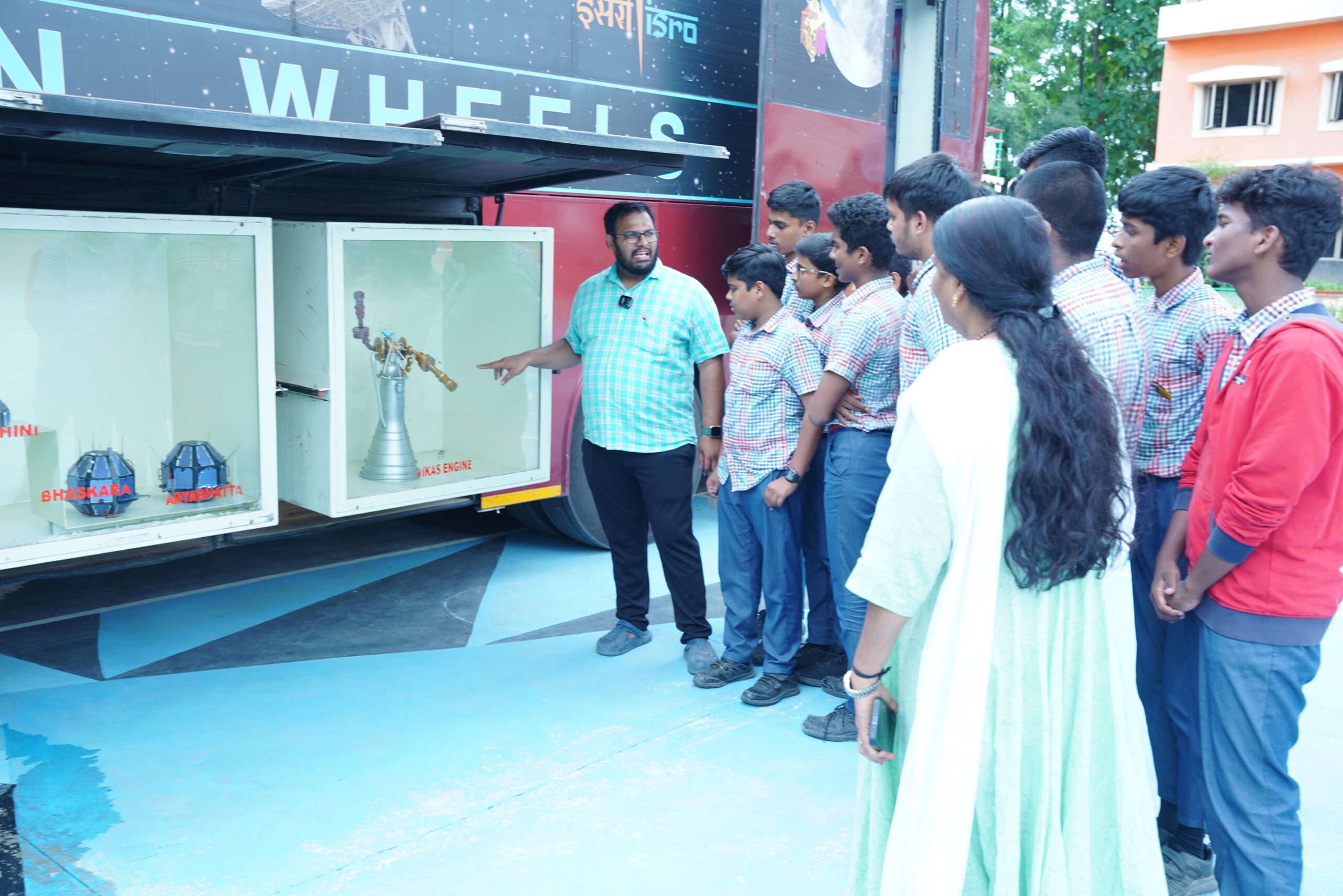 Space on Wheels (1) min